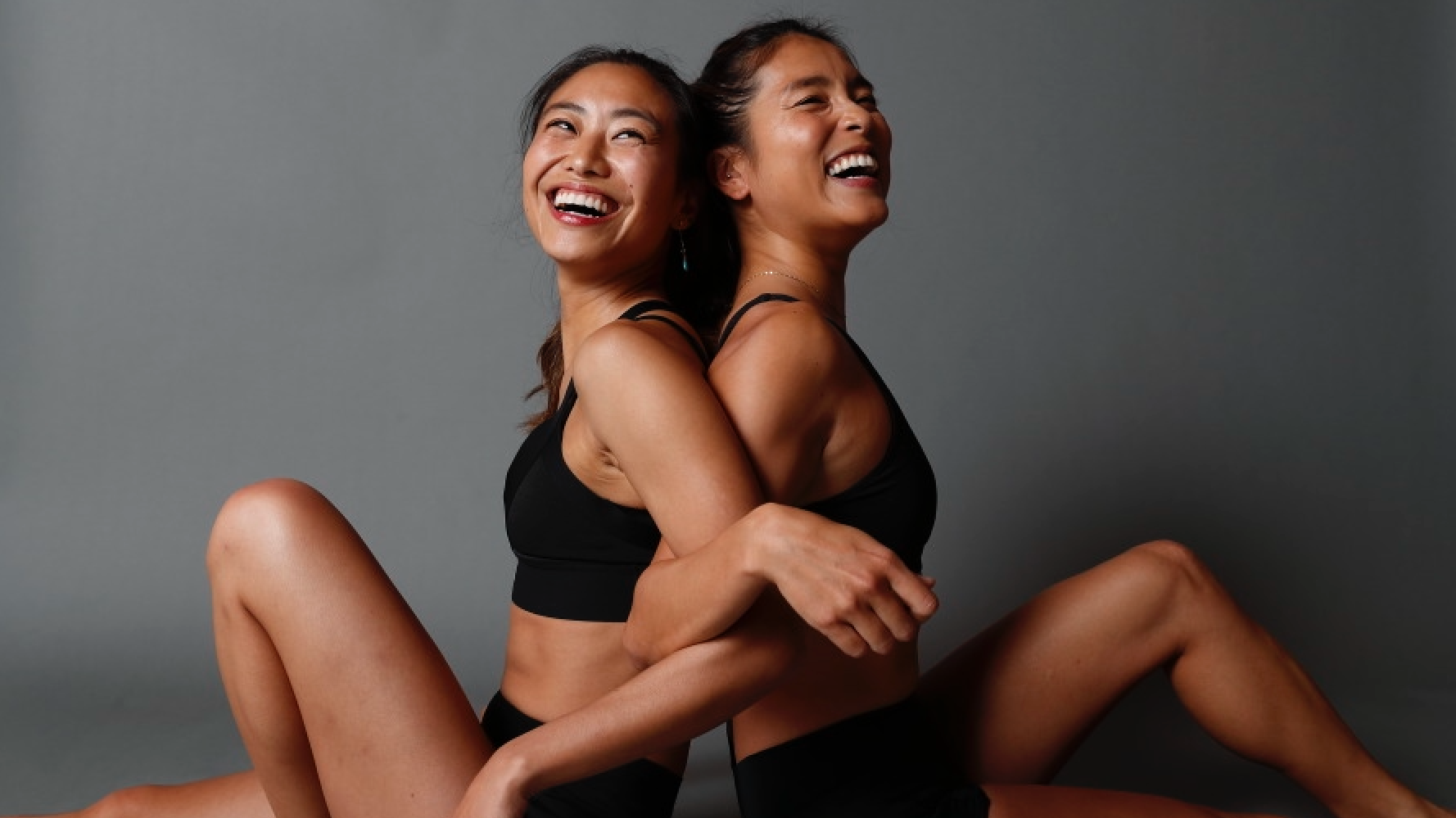 HUG you吸収型サニタリーショーツを着用したヨガのポーズ