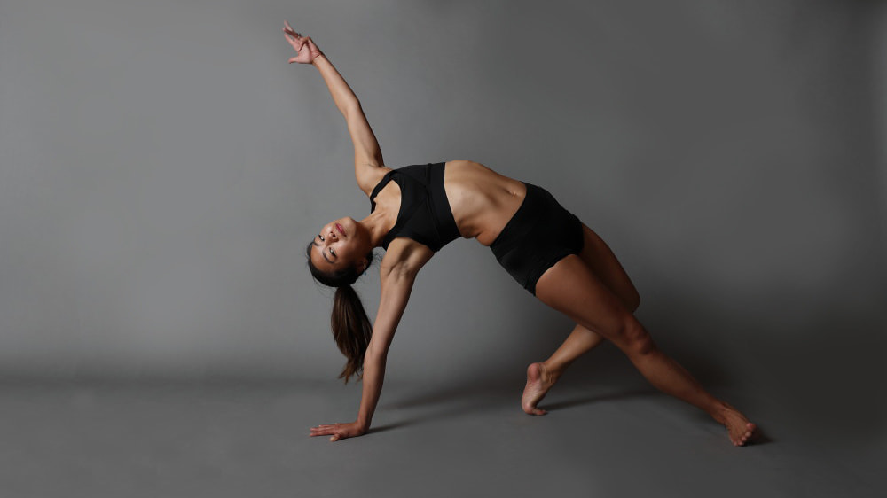 HUG you吸収型サニタリーショーツを着用したヨガのポーズ